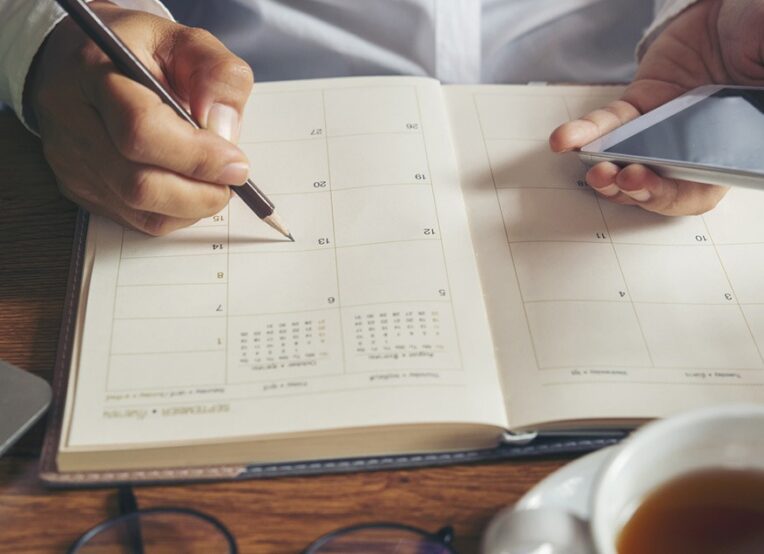 persoon schrijven kalender pen agenda