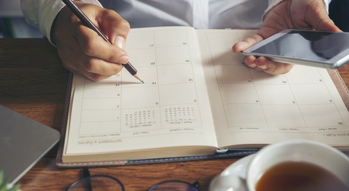 persoon schrijven kalender pen agenda