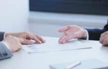 Stock twee mannen in pak bespreken een cao