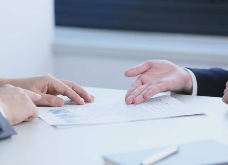 twee mannen in pak bespreken een cao